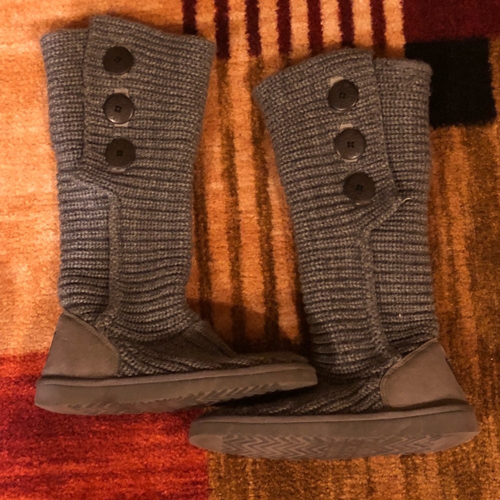 UGG classic cardy boot! Womens Size 6